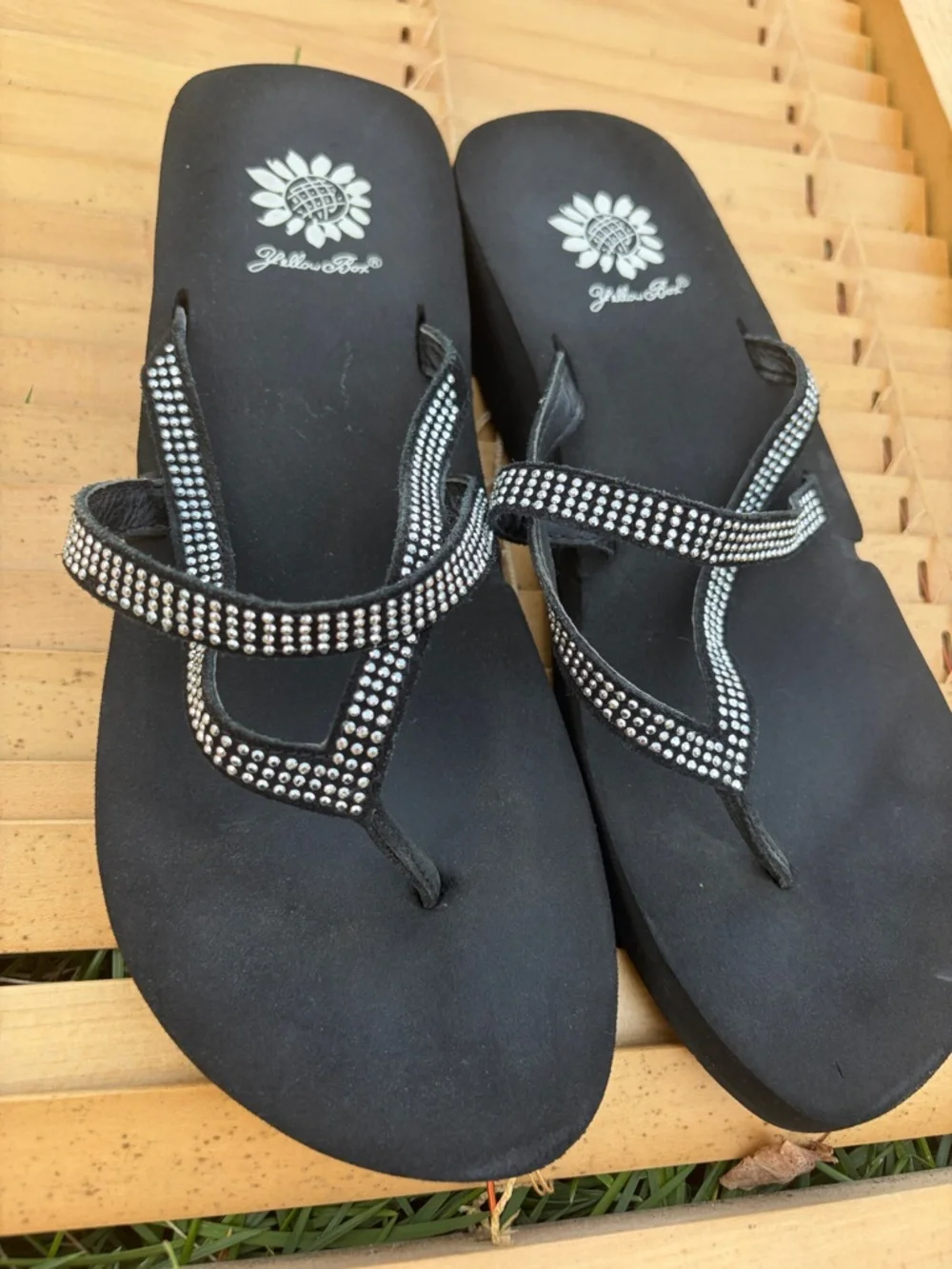 Women Used Shoes Black Rhinestone Strap Flip Flop Sandals - Picture 2 of 7